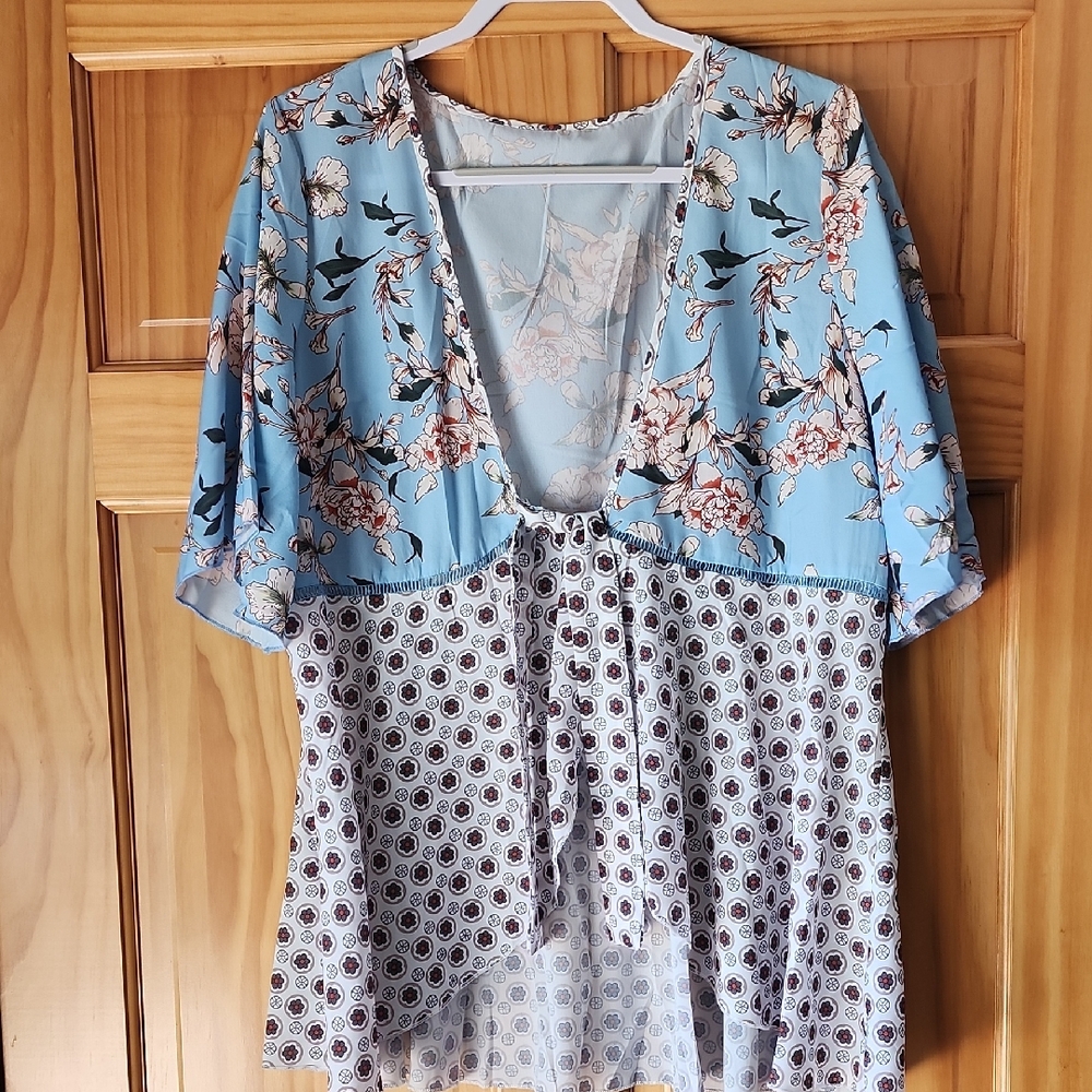 Tie Front Floral Blue and White Women's Top Never Worn